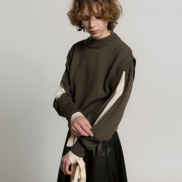 Maglione in lana merino extrafine con aperture sulle maniche 