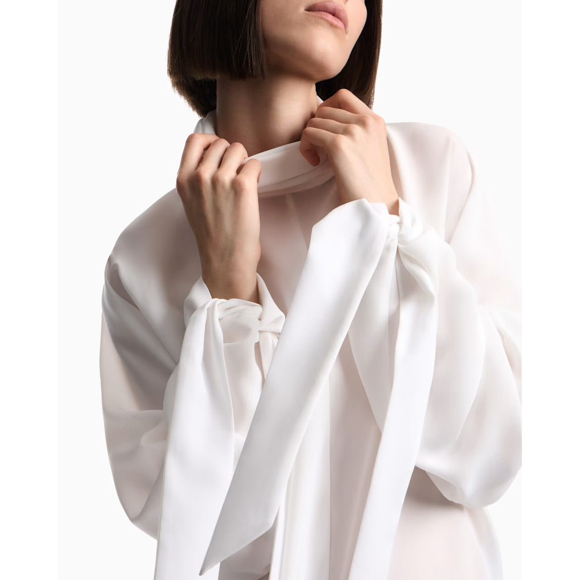 Blusa in crepe fluido con collo alto e laccetti 