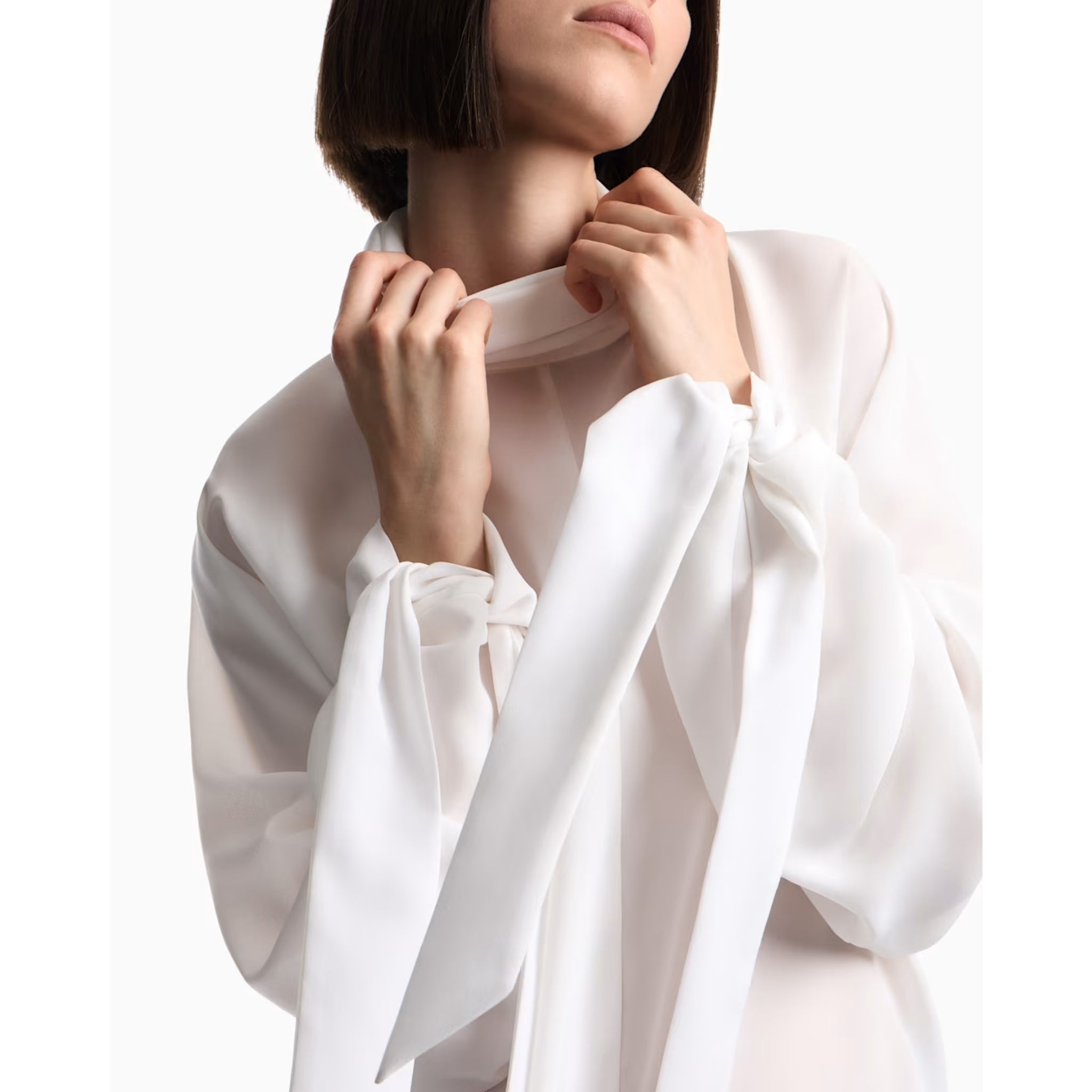 Blusa in crepe fluido con collo alto e laccetti 