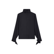 Blusa in crepe fluido con collo alto e laccetti 