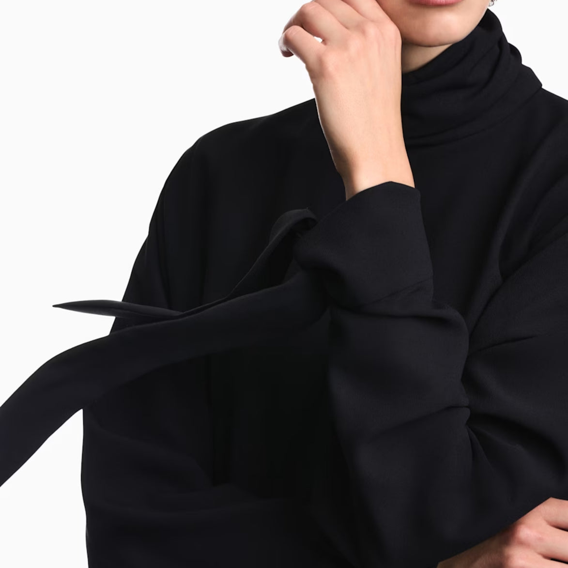 Blusa in crepe fluido con collo alto e laccetti 